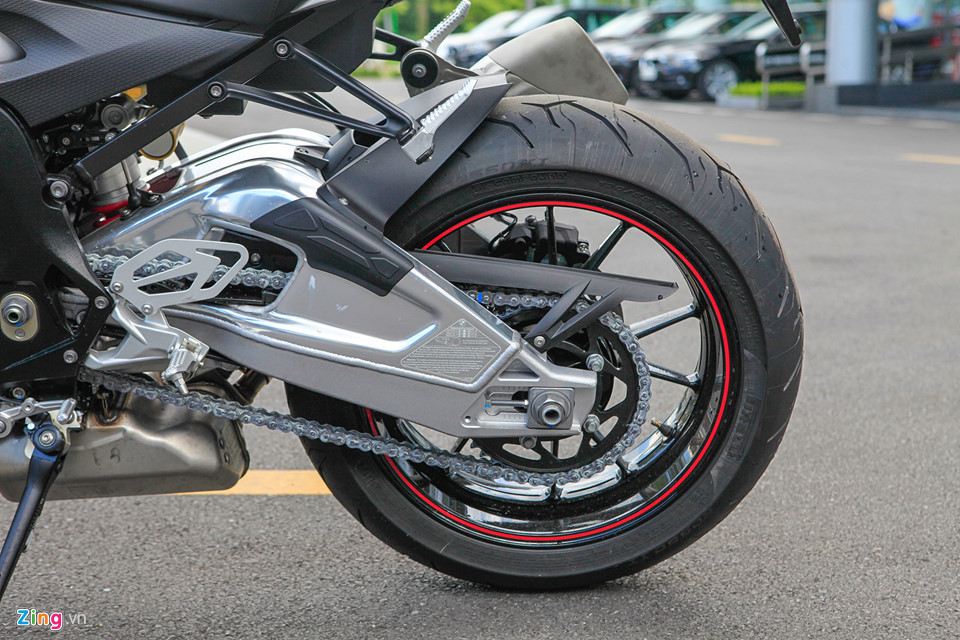 Giá xe BMW S1000RR 2018 được nhập khẩu nguyên chiếc từ Thái Lan và được phân phối tại thị trường Việt Nam với giá 599 triệu đồng.