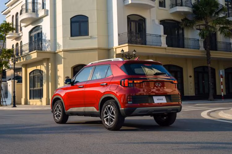 Tại Việt Nam, Hyundai Venue được phân phối với hai phiên bản 1.0 T-GDi và 1.0 T-GDi đặc biệt, giá bán lần lượt là 539 triệu và 579 triệu đồng. Hyundai Venue sử dụng động cơ tăng áp 3 xi-lanh Kappa 1.0 Turbo GDI, cho công suất tối đa 120 mã lực và mô-men xoắn cực đại 172Nm.