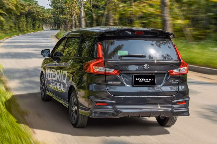 Hiện, Suzuki Ertiga được phân phối tại thị trường Việt Nam với 2 phiên bản là Hybrid MT và Hybrid Sport (AT) với giá niêm yết lần lượt là 538 và 608 triệu đồng. Tuy vậy, trong tháng 4/2024, Suzuki Việt Nam giảm giá đến 89 triệu cho mẫu xe này, đưa giá bán của phiên bản MT chỉ còn 449 triệu đồng.
