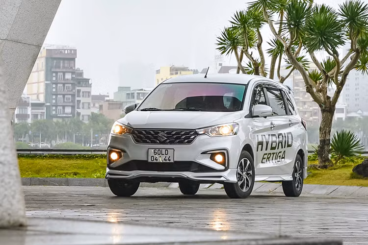  Suzuki Ertiga Hybrid: Từ 538 triệu đồng Được nhập khẩu nguyên chiếc từ Indonesia, Suzuki Ertiga nằm ở phân khúc MPV cỡ nhỏ, cùng với Mitsubishi Xpander và Toyota Avanza/Veloz. Mẫu xe 7 chỗ của Suzuki sở hữu công nghệ hybrid tiết kiệm nhiên liệu nhưng giá bán lại khá mềm. 