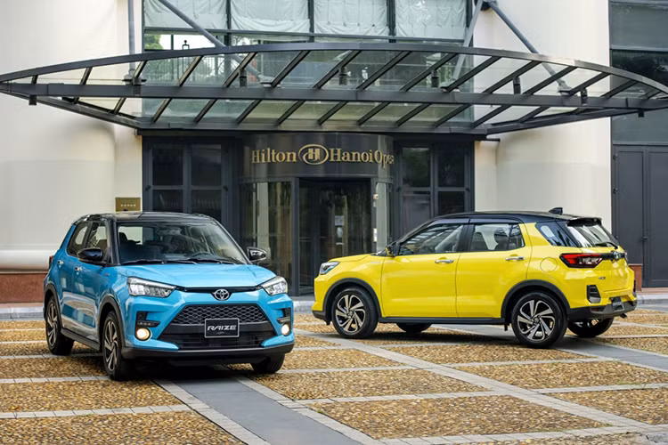  Toyota Raize: 547 triệu đồng Toyota Raize là mẫu xe nằm trong phân khúc SUV đô thị cỡ nhỏ với ngoại thất được thiết kế theo phong cách năng động, trẻ trung và cá tính. Bên cạnh đó, không gian nội thất rộng rãi được bố trí thông minh, khả năng vận hành linh hoạt cùng các tính năng an toàn được trang bị trên Toyota Raize sẽ mang lại cảm giác lái thú vị hơn cho người dùng.
