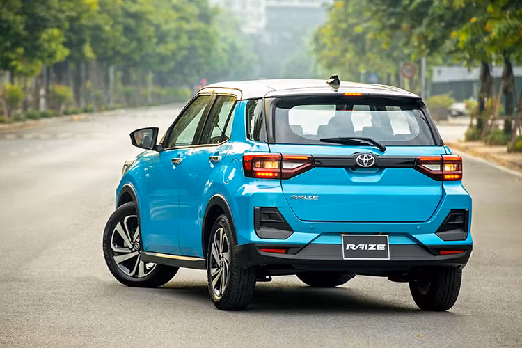 Khác với đối thủ cùng phân khúc A-SUV tại Việt Nam như KIA Sonet, Toyota Raize được nhập khẩu nguyên chiếc từ Indonesia với 1 phiên bản duy nhất có giá 547 triệu.