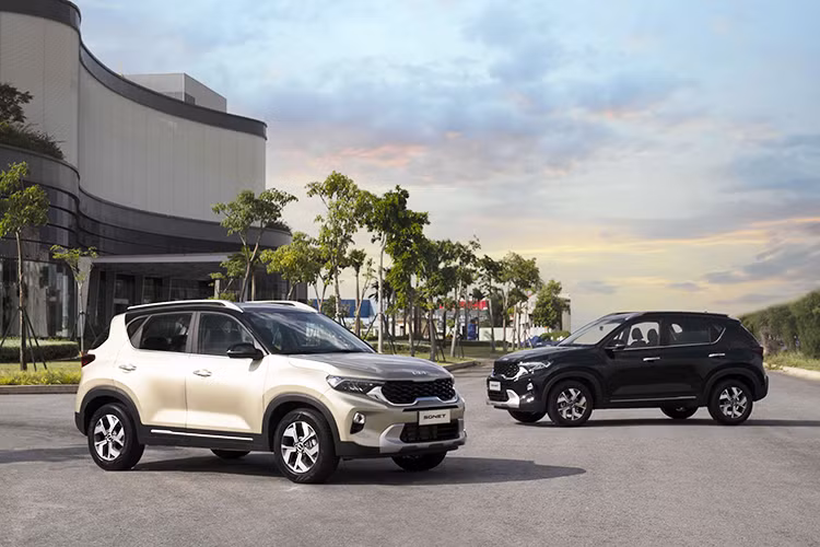  KIA Sonet: từ 519 triệu đồng KIA Sonet hiện nay vẫn đang là lựa chọn hấp dẫn trong phân khúc A-SUV với doanh số bán hàng đứng đầu trong nhóm. Trong năm 2023, Sonet vươn lên trở thành mẫu xe bán chạy nhất của thương hiệu Kia tại Việt Nam. Sonet sở hữu ngoại hình nhỏ gọn với các đường nét thiết kế năng động, trẻ trung, giúp xe di chuyển linh hoạt trong các cung đường phố.