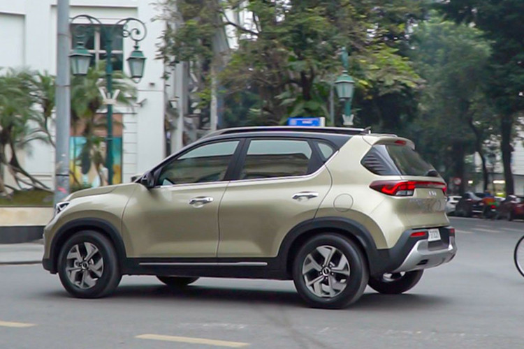 Động cơ KIA Sonet tại Việt Nam là cỗ máy Smartstream 1.5L, sản sinh công suất 113 mã lực và mô-men xoắn 144Nm. Hộp số tùy chọn loại số sàn 6 cấp hoặc tự động vô cấp CVT. Riêng bản Luxury và Premium có tính năng thay đổi chế độ lái. Mẫu xe hiện có 3 phiên bản cùng mức giá từ 519-574 triệu đồng.