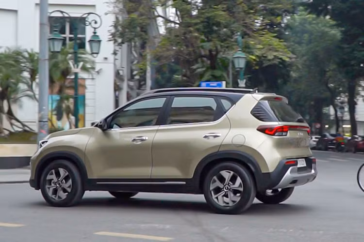 Động cơ KIA Sonet tại Việt Nam là cỗ máy Smartstream 1.5L, sản sinh công suất 113 mã lực và mô-men xoắn 144Nm. Hộp số tùy chọn loại số sàn 6 cấp hoặc tự động vô cấp CVT. Riêng bản Luxury và Premium có tính năng thay đổi chế độ lái. Mẫu xe hiện có 3 phiên bản cùng mức giá từ 519-574 triệu đồng.