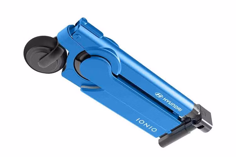 Về cơ bản, xe máy điện Hyunda IONIQ Scooter sẽ được gấp thành 3 phần, có thể để trong balo hoặc xách chỉ bằng tay. IONIQ Scooter được trang bị đầy đủ đồng hồ báo tốc độ, báo pin và quãng đường có thể đi được, đèn chiếu sáng trước sau.