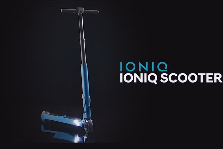 Hyundai vừa giới thiệu là xe máy điện IONIQ Scooter siêu nhẹ mang tên, chiếc xe này có thể dễ dàng gấp lại và xách tay cực kỳ tiện lợi và được đánh giá như một phương tiện giúp giải quyết các vấn đề về kẹt xe và chỗ đậu xe trong các thành phố đông dân trên Thế giới hiện nay.
