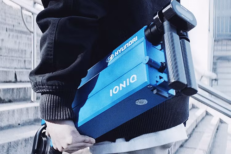 Khi không dùng nữa, chúng ta sẽ gấp gọn Ioniq lại và lắp vào một dock ở cửa xe hơi. Tại đây, nó sẽ được sạc pin. Hiện vẫn chưa rõ là nếu như vậy thì chúng ta có thể mua Ioniq để chạy độc lập hay không. Song, rõ ràng trong khi có rất nhiều xe đạp gấp thì ý tưởng một chiếc xe tay ga có thể gấp lại là khá hiếm và độc đáo.