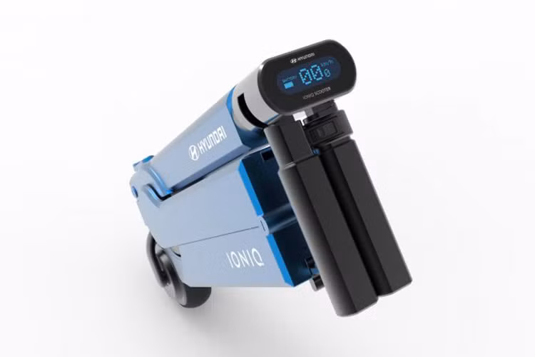 Ngoài ra, chiếc scooter Hyundai chạy điện này có một cảm biến để xác định có người đứng trên xe thì mới kích hoạt chế độ cho xe chạy. Muốn xe tăng tốc, người lái chỉ cần dùng ngón cái vặn nút điều chỉnh trên tay nắm lên; còn nếu muốn phanh lại, có thể dùng chân đạp vào bánh sau.