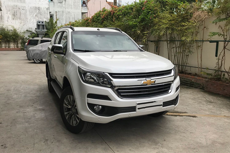 Về thiết kế, Chevrolet Trailblazer được phát triển dựa trên hệ thống khung gầm mới, mẫu phiên bản Trailblazer mới sở hữu diện mạo cứng cáp, khỏe khoắn với kích thước dài x rộng x cao lần lượt là 4.887 x 1.902 x 1.850 mm, cùng khoảng sáng gầm xe khá ấn tượng 221mm.