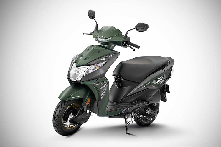 Về động cơ, Honda Dio Deluxe mới vẫn sử dụng động cơ xylanh đơn, SOHC, dung tích 109cc, làm mát bằng không khí, sản sinh công suất 8 mã lực tại tua máy 7.000 vòng/phút và mômen xoắn cực đại 8,91 Nm tại tua máy 5.500 vòng/phút. Sức mạnh của động cơ được truyền đến bánh sau thông qua hộp số CVT và dây curoa.