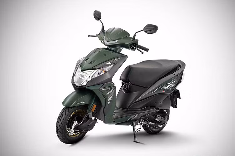Về động cơ, Honda Dio Deluxe mới vẫn sử dụng động cơ xylanh đơn, SOHC, dung tích 109cc, làm mát bằng không khí, sản sinh công suất 8 mã lực tại tua máy 7.000 vòng/phút và mômen xoắn cực đại 8,91 Nm tại tua máy 5.500 vòng/phút. Sức mạnh của động cơ được truyền đến bánh sau thông qua hộp số CVT và dây curoa.
