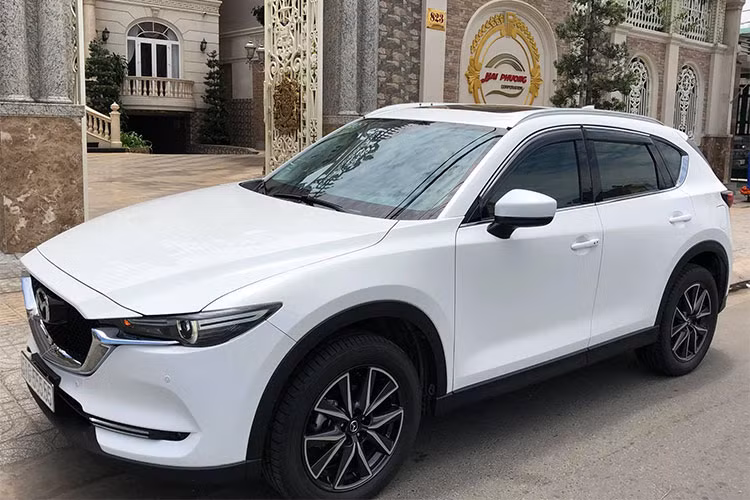 Vào tháng 4/2018 vừa qua, một chiếc xe Mazda CX-5 2018 tại TP HCM đã được chủ xe bốc được biển số "ngũ quý 5". Vừa lăn bánh được hơn 500 km, chiếc xe đã được chào bán với giá 2,55 tỷ đồng. Đến ngày 20/5, chiếc CX-5 hàng độc này đã được bán cho một đại gia tại Vũng Tàu.