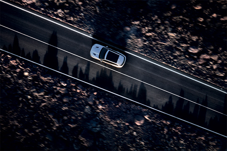 Là phiên bản F-Pace đầu tiên tận dụng khóa vi sai chủ động điện tử cầu sau (EAD) phát huy tối đa khả năng vận hành. Công nghệ dẫn động chủ động thông minh (IDD) tích hợp trên hệ dẫn động bốn bánh toàn thời gian tối ưu hóa công dụng của EAD, trong khi phần mềm của hệ thống treo ổn định động năng, tay lái trợ lực điện tử (EPAS) và chế động lái Dynamic đều được thiết kế riêng cho dòng SVR.