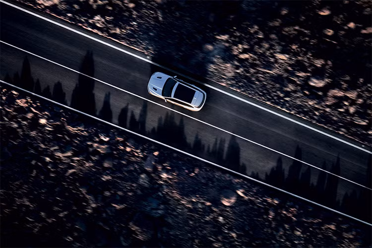 Là phiên bản F-Pace đầu tiên tận dụng khóa vi sai chủ động điện tử cầu sau (EAD) phát huy tối đa khả năng vận hành. Công nghệ dẫn động chủ động thông minh (IDD) tích hợp trên hệ dẫn động bốn bánh toàn thời gian tối ưu hóa công dụng của EAD, trong khi phần mềm của hệ thống treo ổn định động năng, tay lái trợ lực điện tử (EPAS) và chế động lái Dynamic đều được thiết kế riêng cho dòng SVR.