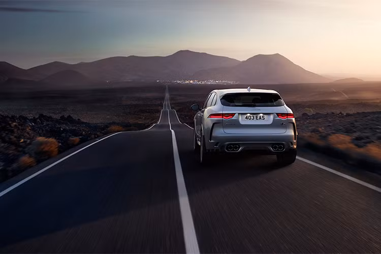 Ở phía sau, chiếc xe gây ấn tượng với cánh gió kết hợp với bộ cản mới và ống xả thể thao. Bộ cản tích hợp với cánh gió bên bổ trợ thêm hiệu năng khí động học bằng cách đẩy luồng khí ra xa phía sau xe. Khung gầm nâng cấp với nhíp trước và sau cứng hơn lần lượt 30% và 10%, tích hợp cùng thanh chống lật có tác dụng giảm thêm 5% khả năng lật xe.