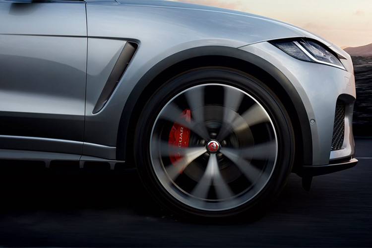 Mâm xe hợp kim 21 inch và tùy chọn 22 inch kết cấu nhẹ, mâm bánh sau rộng hơn mâm bánh trước 25mm tăng độ vững chãi và hiệu năng xe.F-PACE SVR cũng được trang bị hệ thống van biến thiên của Jaguar với ống xả thể thao cho âm thanh mạnh mẽ kích thích đồng thời nâng cao hiệu suất vận hành khi hệ thống chủ động tăng luồng ga.