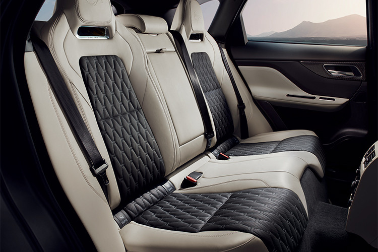 Hành khách ngồi trên chiếc SUV này liên tục được kết nối và giải trí với khả năng cung cấp kết nối wifi 4G cho 8 thiết bị cùng hệ thống thông tin giải trí Touch Pro kèm màn hình cảm ứng 10 inch và màn hình HD trên cụm điều khiển 12,3 inch.