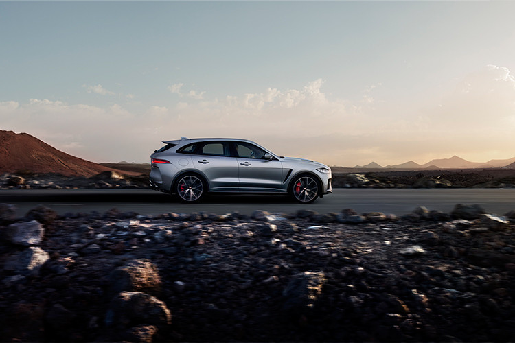 Được chế tạo bởi Trung tâm Sản xuất Phiên bản Đặc biệt (SVO), nâng cấp sức mạnh lên 44%, phiên bản F-Pace SVR phiên bản mới có động cơ xăng siêu nạp V8 5.0 lít sản sinh công suất 550PS và mô-men xoắn cực đại đạt 680Nm, cho phép xe có thể tăng tốc từ 0 – 100km/h trong vòng 4,3 giây, tốc độ tối đa đạt 283km/h.