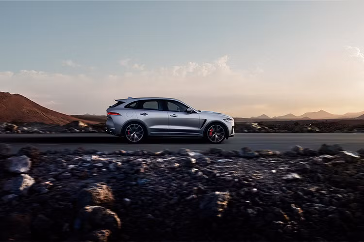 Được chế tạo bởi Trung tâm Sản xuất Phiên bản Đặc biệt (SVO), nâng cấp sức mạnh lên 44%, phiên bản F-Pace SVR phiên bản mới có động cơ xăng siêu nạp V8 5.0 lít sản sinh công suất 550PS và mô-men xoắn cực đại đạt 680Nm, cho phép xe có thể tăng tốc từ 0 – 100km/h trong vòng 4,3 giây, tốc độ tối đa đạt 283km/h.