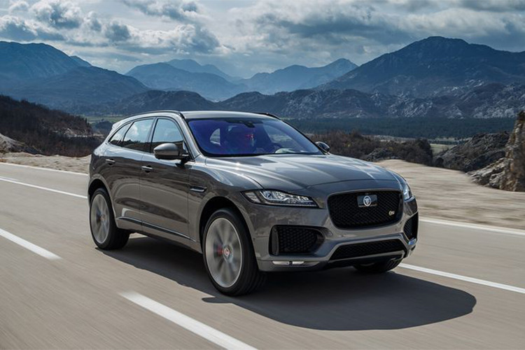 “Phiên bản F-Pace SVR vận hành chắc chắc và linh hoạt phù hợp với hiệu suất của nó. Mọi chi tiết từ vô-lăng đến hệ thống treo được thiết kế riêng đặc biệt cho hiệu năng SUV hoàn hảo và kết quả là chiếc xe kết hợp được cả sức mạnh và lợi thế của cả F-PACE và SVR”, Mike Cross – Kỹ sư trưởng bộ phận Xe tích hợp Jaguar Land Rover - cho biết.