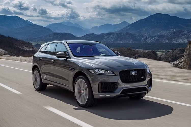 “Phiên bản F-Pace SVR vận hành chắc chắc và linh hoạt phù hợp với hiệu suất của nó. Mọi chi tiết từ vô-lăng đến hệ thống treo được thiết kế riêng đặc biệt cho hiệu năng SUV hoàn hảo và kết quả là chiếc xe kết hợp được cả sức mạnh và lợi thế của cả F-PACE và SVR”, Mike Cross – Kỹ sư trưởng bộ phận Xe tích hợp Jaguar Land Rover - cho biết.