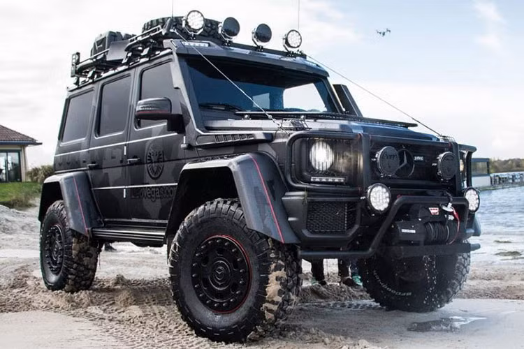 Không chỉ nổi tiếng trong làng trượt tuyết, Jon Olsson còn được biết đến như một tín đồ của xế hộp. Thay vì dừng lại ở mức độ mua xe để sưu tập, vận động viên trượt tuyết người Thụy Điển còn thường xuyên độ những chiếc xế hộp của mình theo phong cách độc đáo, thậm chí cắt cả mui một chiếc SUV hạng sang Mercedes-Benz G500 4x4².