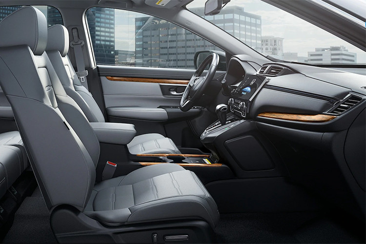 Về nội thất, Honda đã nâng cấp mặt đồng hồ ở bản E từ dạng analog lên kỹ thuật số digiatal cho phép việc thao tác nén, lưu trữ, xử lý và truyền tải âm thanh dễ dàng, thuận lợi. Các bản cao vẫn có màn hình cảm ứng 7 inch kết nối Apple carplay/android auto; 8 loa, điều hòa tự động 2 vùng; bản thấp màn hình thường 5 inch không kết nối được internet; 4 loa. Ở bản L được bổ sung thêm sạc điện thoại không dây và mở cốp rảnh tay...