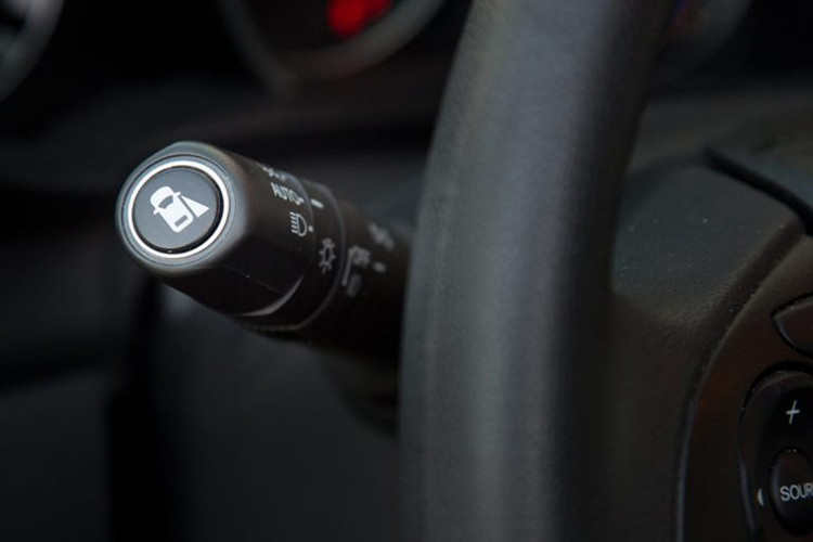 Về động cơ, Honda CR-V 2020 giữ nguyên so với phiên bản cũ vẫn là khối động cơ tăng áp 1,5 lít, công suất cực đại 188 mã lực tại 5.600 vòng/phút, mô men xoắn cực đại 240 Nm tại dải vòng tua từ 2.000 -5.000 vòng/phút, đi cùng hộp số tự động vô cấp CVT ứng dụng công nghệ earthdreams tiêu hao nhiên liệu trong điều kiện thử nghiệm đường hỗn hợp của xe ở mức 6,9 lít/100 km.