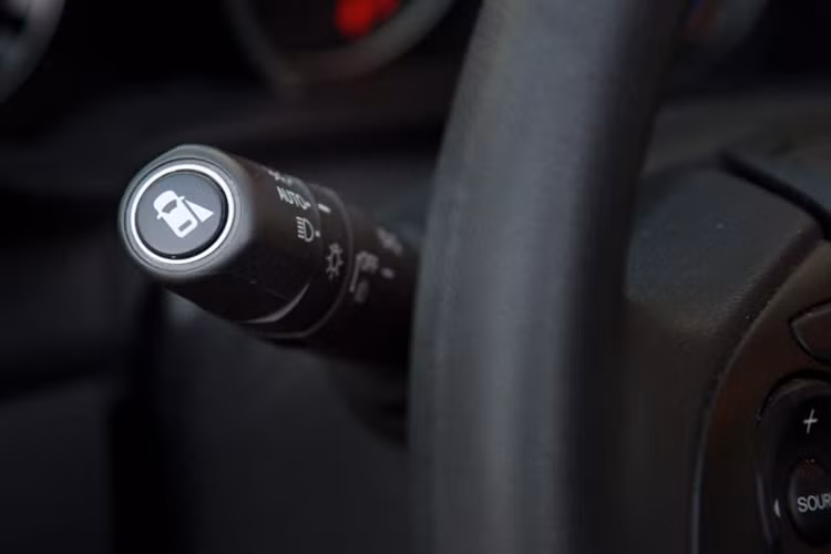 Về động cơ, Honda CR-V 2020 giữ nguyên so với phiên bản cũ vẫn là khối động cơ tăng áp 1,5 lít, công suất cực đại 188 mã lực tại 5.600 vòng/phút, mô men xoắn cực đại 240 Nm tại dải vòng tua từ 2.000 -5.000 vòng/phút, đi cùng hộp số tự động vô cấp CVT ứng dụng công nghệ earthdreams tiêu hao nhiên liệu trong điều kiện thử nghiệm đường hỗn hợp của xe ở mức 6,9 lít/100 km.