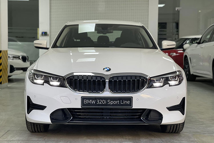 Như vậy, mức giá bán BMW BMW 3-Series lắp ráp Việt Nam chính thức được THACO ấn định được xem là khá hời - điều này cũng sẽ khiến cho "đối thủ" Mercedes-Benz C-Class vốn đang bán chạy nhất phân khúc hiện nay chắc sẽ phải dè chừng và giảm giá.