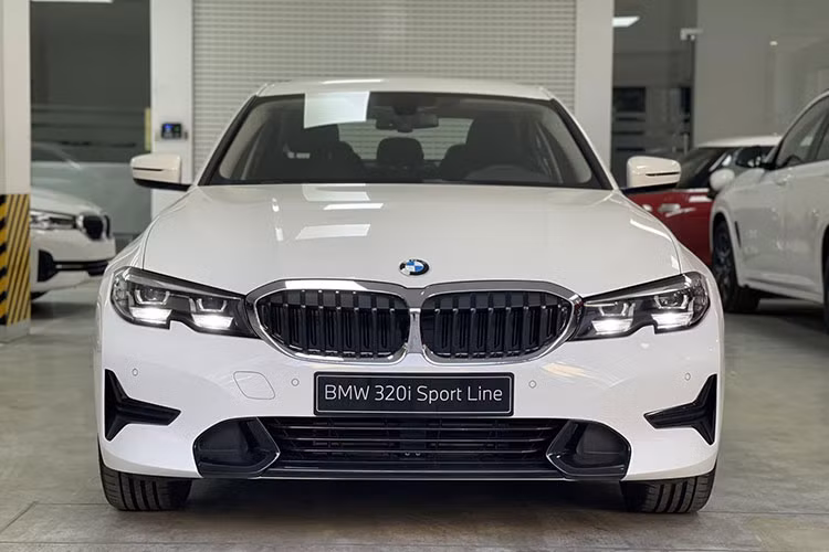 Như vậy, mức giá bán BMW BMW 3-Series lắp ráp Việt Nam chính thức được THACO ấn định được xem là khá hời - điều này cũng sẽ khiến cho "đối thủ" Mercedes-Benz C-Class vốn đang bán chạy nhất phân khúc hiện nay chắc sẽ phải dè chừng và giảm giá.