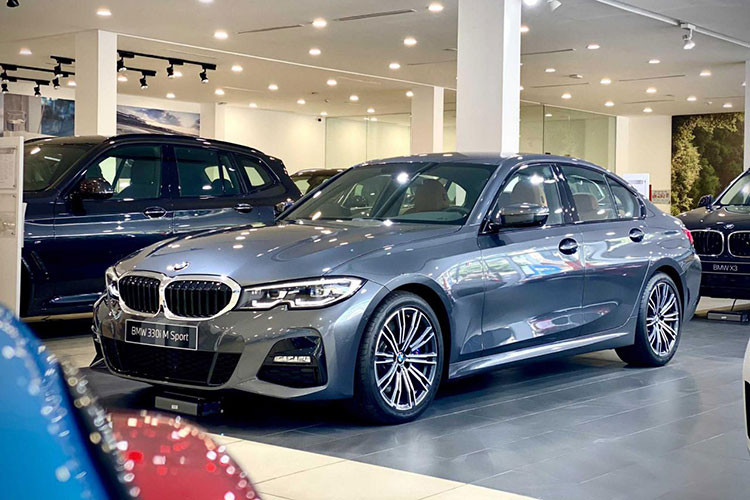 BMW 3-Series 2023 lắp ráp tại Việt Nam sở hữu kích thước dài 4.709 mm, chiều rộng 1.827 mm, chiều cao 1.435 mm và trục cơ sở 2.851 mm. Các thông số này không có sự thay đổi so với xe nhập, đồng nghĩa với việc vẫn đảm bảo được sự trường dáng và không gian nội thất rộng rãi.