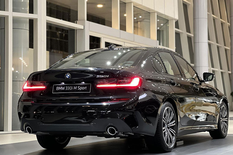 Mẫu xe sedan hạng sang BMW 3-Series 2023 lắp ráp nhận khá nhiều nâng cấp nhằm gia tăng vẻ năng động, thể thao nhưng vẫn duy trì yếu tố sang trọng cốt lõi. Sự khác biệt giữa các phiên bản tập trung vào phần cản trước la-zăng và cản sau.