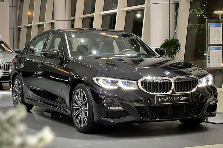 Đáng chú ý, phiên bản cao cấp BMW 330i M Sport 2023 mới sẽ được nâng cấp từ đèn chiếu sáng LED (Adaptive) lên Laser tiên tiến; bản tiêu chuẩn 320i Sport Line có la-zăng mới 18 inch thay vì 17 inch như trước đây, lưới tản nhiệt tự động đóng/mở tăng khả năng làm mát động cơ... 