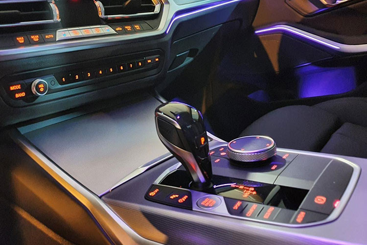 Ngoài ra, xe cũng được trang bị gương chiếu hậu trong &amp; ngoài chống chói tự động; Hệ thống hỗ trợ đỗ xe Parking Assistant tích hợp camera lùi; Gạt mưa tự động; Chức năng hỗ trợ lùi xe Reversing Assistant; Lốp an toàn run-flat; Chìa khóa thông minh Comfort Access; Hệ thống 6 túi khí.