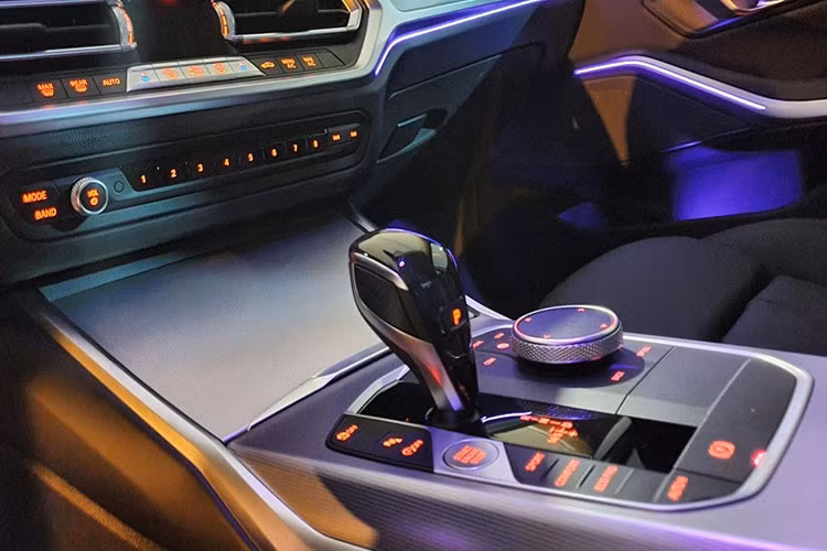 Ngoài ra, xe cũng được trang bị gương chiếu hậu trong &amp; ngoài chống chói tự động; Hệ thống hỗ trợ đỗ xe Parking Assistant tích hợp camera lùi; Gạt mưa tự động; Chức năng hỗ trợ lùi xe Reversing Assistant; Lốp an toàn run-flat; Chìa khóa thông minh Comfort Access; Hệ thống 6 túi khí.