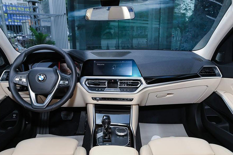 Không thay đổi quá nhiều về thiết kế cũng như vật liệu, nhưng khoang nội thất BMW 3-Series lắp ráp vẫn toát lên vẻ sang trọng vốn có của thương hiệu xe sang đình đam Đức. Cùng với đó là vẻ đẹp thể thao, khỏe khoắn nhờ gói trang bị M Sport, phù hợp xu hướng chọn xe của tệp khách hàng trẻ tuổi hiện nay.