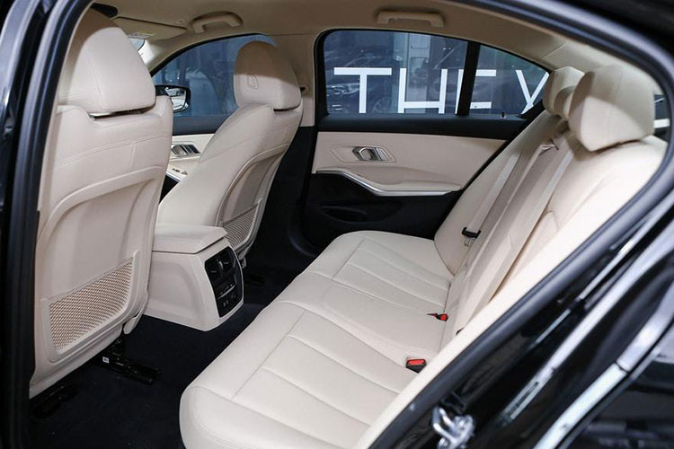 Hệ thống an toàn trên BMW 3-Series 2023 lắp ráp Việt Nam cũng không có bất kỳ khác biệt nào so với xe nhập khẩu, bao gồm các tính năng: Kiểm soát hành trình Cruise Control; Hệ thống ổn định thân xe điện tử (DSC); Chức năng điều chỉnh pha/cốt tự động...