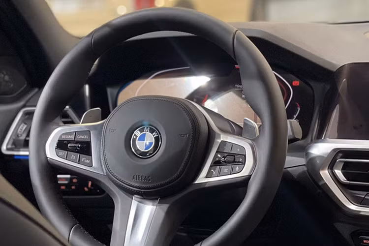 Xe sở hữu loạt tiện nghi vô cùng tiên tiến ngay từ phiên bản tiêu chuẩn với hệ thống BMW Live Cockpit Plus, bảng đồng hồ kỹ thuật số 12,3 inch; màn hình cảm ứng 10,25 inch, kết nối Apple CarPlay/Android Auto; điều hòa tự động 3 vùng độc lập; đèn trang trí nội thất đổi màu; âm thanh Harman Kardon; màn hình hiển thị thông tin kính lái HUD...