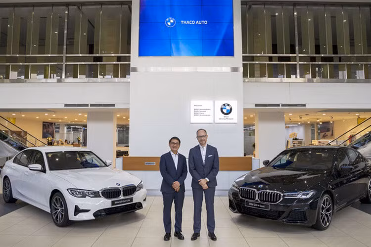 Mới đây, BMW AG đã ký kết hợp tác cùng tập đoàn Thaco triển khai lắp ráp dòng xe BMW 3-Series tại thị trường nội địa. Theo đó, mẫu xe BMW 3-Series lắp ráp tại Việt Nam sẽ có 3 phiên bản, gồm 320i Sport Line, 320i M Sport và 330i M Sport.