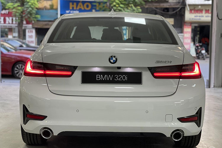 Như vậy, so với sản phẩm nhập khẩu trước đây, BMW 3-Series 2023 lắp ráp đã không còn bản 320i Sport Line Plus, mà thay vào đó là bản 320i M Sport. Đồng thời, giá xe BMW 3-Series sản xuất trong nước cũng rẻ hơn xe nhập nhiều nhất lên tới 770 triệu đồng.
