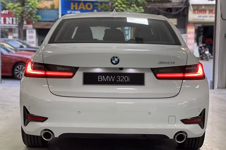 Như vậy, so với sản phẩm nhập khẩu trước đây, BMW 3-Series 2023 lắp ráp đã không còn bản 320i Sport Line Plus, mà thay vào đó là bản 320i M Sport. Đồng thời, giá xe BMW 3-Series sản xuất trong nước cũng rẻ hơn xe nhập nhiều nhất lên tới 770 triệu đồng.