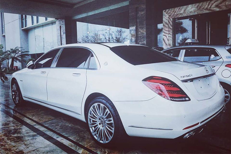 Đây cũng là chiếc Mercedes-Maybach S450 4Matic 2018 đầu tiên tại Thanh Hoá. Xe mang ngoại thất màu trắng và bên trong khoang lái mang tông màu kem. Được biết, chiếc xe siêu sang nhà Mercedes-Benz này do một đại gia kinh doanh trong lĩnh vực khách sạn mua tặng cho vợ.