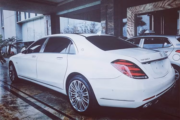 Đây cũng là chiếc Mercedes-Maybach S450 4Matic 2018 đầu tiên tại Thanh Hoá. Xe mang ngoại thất màu trắng và bên trong khoang lái mang tông màu kem. Được biết, chiếc xe siêu sang nhà Mercedes-Benz này do một đại gia kinh doanh trong lĩnh vực khách sạn mua tặng cho vợ.