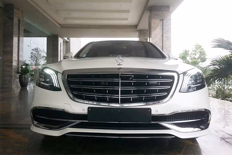 Mercedes-Maybach thế hệ mới hiện đang được phân phối chính hãng một phiên bản duy nhất đó là S450 4Matic 2018 và mẫu xe siêu sang này hiện đang có giá bán 7,219 tỷ đồng tại Việt Nam. Mới đây nhất, một chiếc Mercedes-Maybach S450 4Matic 2018 đã xuất hiện tại Thanh Hoá.