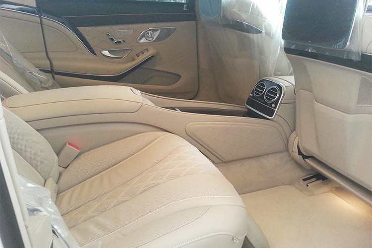 Ngoài ra, loại gỗ ốp là Designo hay dùng sản xuất đàn Pianno, vô lăng bọc da và ốp gỗ, đèn viền nội thất 64 màu, 2 màn hình 12.3 inch nối liền với nhau. Nội thất của Mercedes-Maybach S450 4Matic 2018 khá đa dạng và các khách hàng có thể chọn lựa da Nappa cao cấp màu đen, vàng Silk, nâu hạt dẻ, vàng Porcelain, xám Magma và nâu Mahogany.