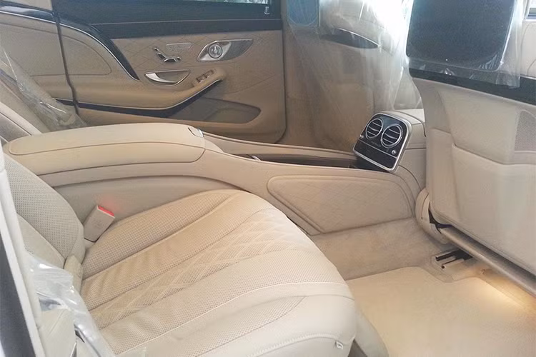 Ngoài ra, loại gỗ ốp là Designo hay dùng sản xuất đàn Pianno, vô lăng bọc da và ốp gỗ, đèn viền nội thất 64 màu, 2 màn hình 12.3 inch nối liền với nhau. Nội thất của Mercedes-Maybach S450 4Matic 2018 khá đa dạng và các khách hàng có thể chọn lựa da Nappa cao cấp màu đen, vàng Silk, nâu hạt dẻ, vàng Porcelain, xám Magma và nâu Mahogany.