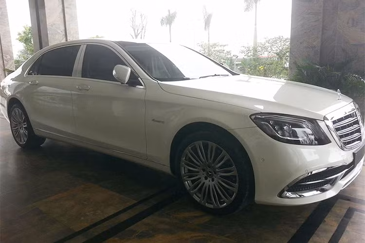 Trước đây, mẫu xe hạng sang Mercedes-Maybach S400 phiên bản cũ cũng được trang bị khối động cơ tương tự như bản nâng cấp. Tuy nhiên, động cơ của Mercedes-Maybach S400 chỉ đồng hành với hộp số tự động 7 cấp. Mức giá để chiếc xe siêu sang này lăn bánh trên đường phố ước tính không dưới 8 tỷ đồng.
