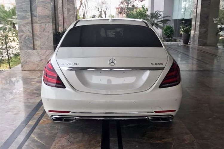 Maybach S450 4Matic 2018 ra đời nhằm thay thế cho "đàn anh" Maybach S400 4Matic. Ngoại hình của chiếc xe siêu sang này vẫn có đặc điểm của dòng xe Mercedes-Maybach như lưới tản nhiệt 3 thanh kép mạ crôm, logo Maybach trên lưới tản nhiệt, cột C và đuôi xe. Mercedes-Maybach S450 4Matic 2018 sử dụng loại đèn pha Multibeam LED.